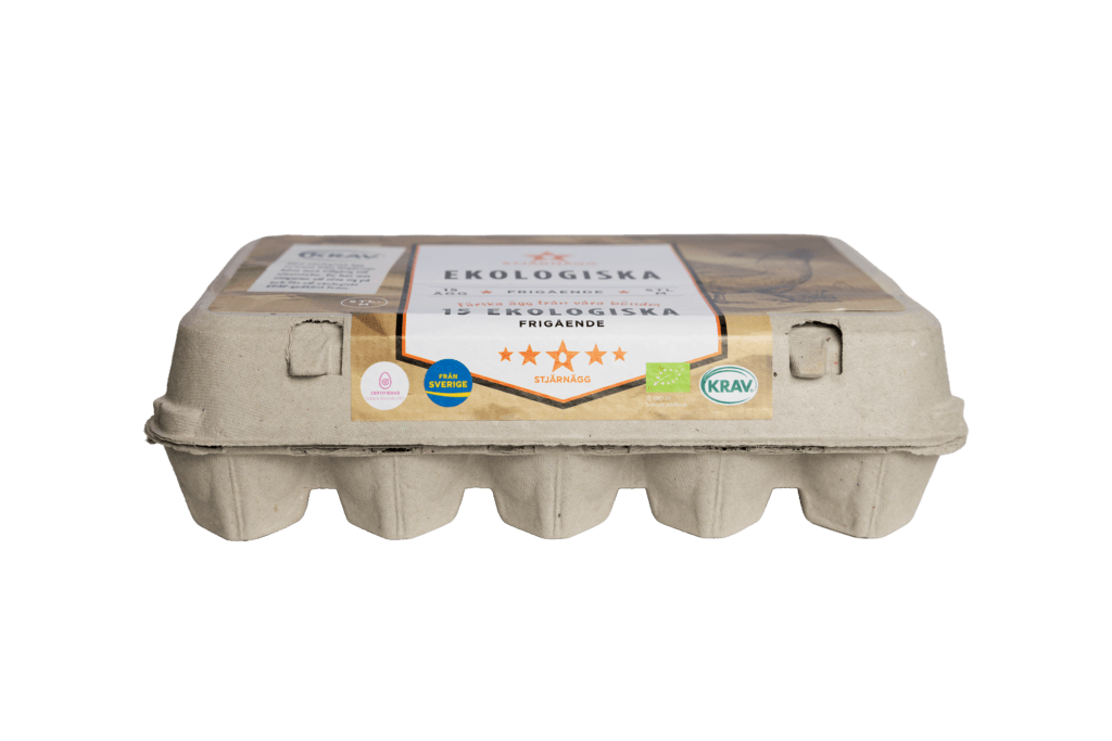 En sluten kartong med ekologiska ägg tillverkad av återvunnet papper, märkt Ekologiska med olika certifieringslogotyper och en trestjärnig klassificering på toppen.