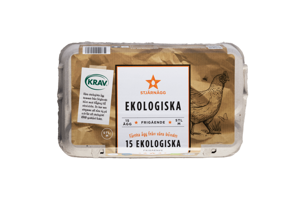 En kartong med ekologiska ägg av märket Stjärnägg märkta 15 Ekologiska med illustrationer av en kyckling och certifieringslogotyper på en brun och vit bakgrund.