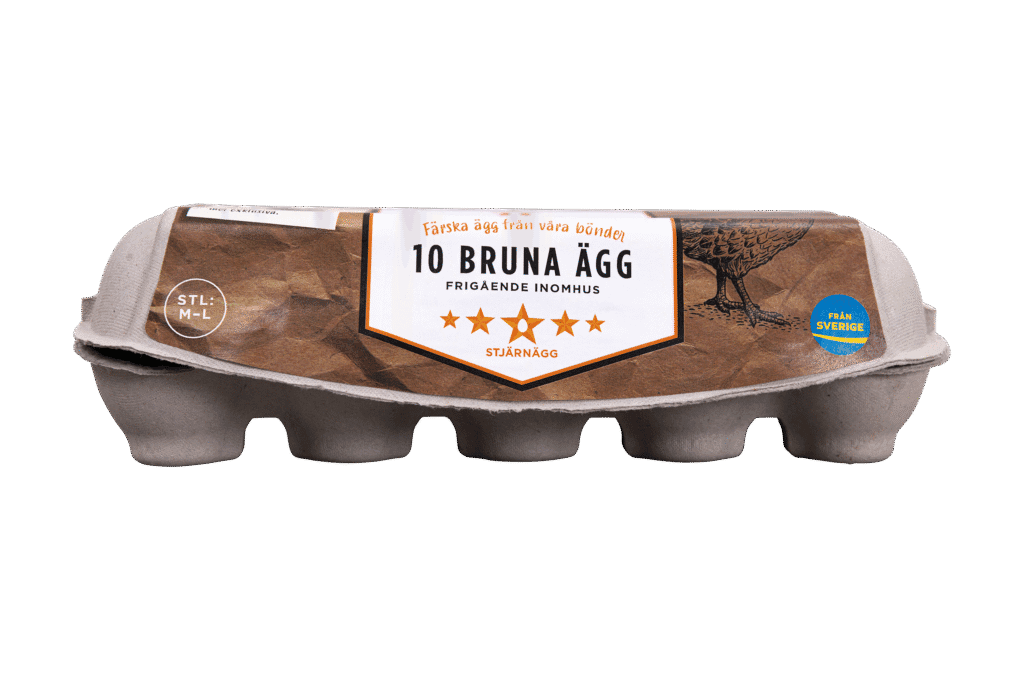 En grå kartong med 10 bruna ägg och en brunvit svensk etikett med texten "10 bruna ägg". Etiketten visar också en kycklingillustration och "Från Sverige" i blått och gult, vilket indikerar att äggen kommer från Sverige.