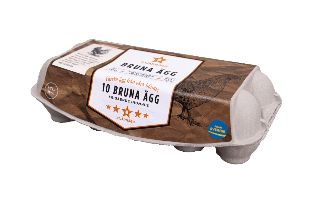 En kartong med 10 bruna ägg märkta BRUNA ÄGG med en bild på en kyckling, svensk text och en blå etikett som anger att de är från Sverige. Kartongen är ljusgrå med en brun och vit etikett.