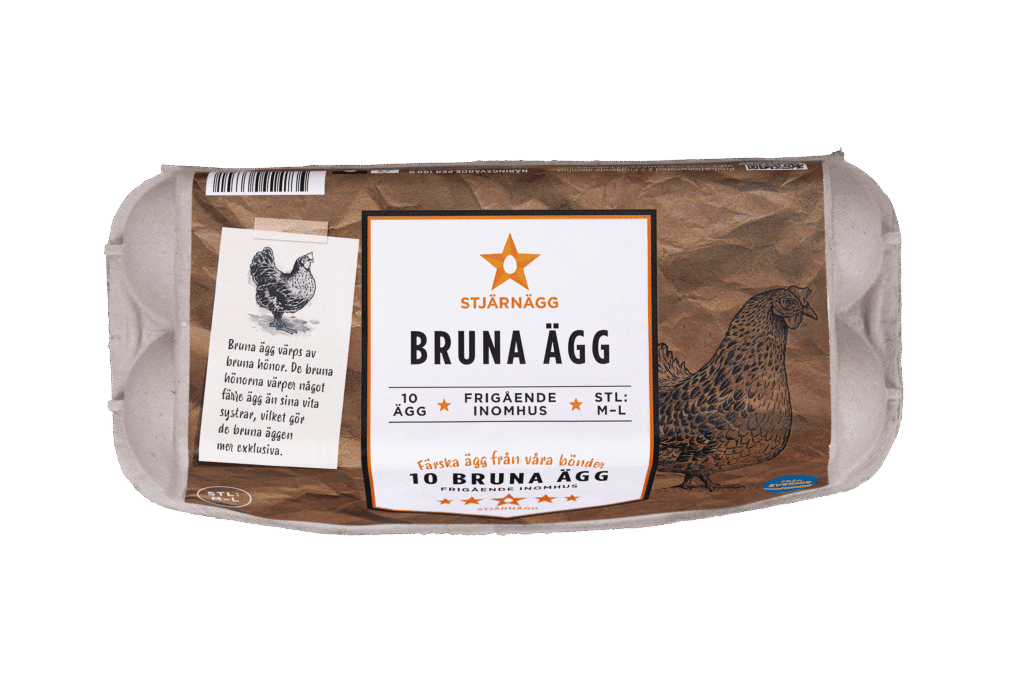 En kartong med bruna ägg av märket Stjärnägg med en brun etikett med illustrationer av höns och text på svenska, som anger 10 bruna ägg för inomhusbruk, storlek S-M-L.