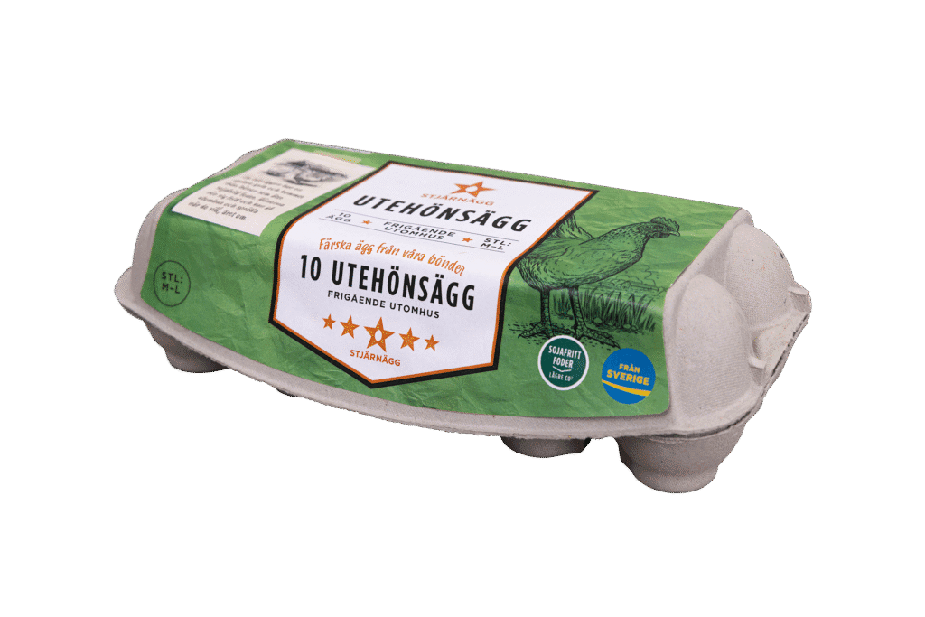 En kartong med ägg med en grön etikett med en illustration av en kyckling och svensk text som lyder "10 Utehönsägg", vilket betyder 10 ägg från frigående höns. Kartongen är tillverkad av återvunnet material.