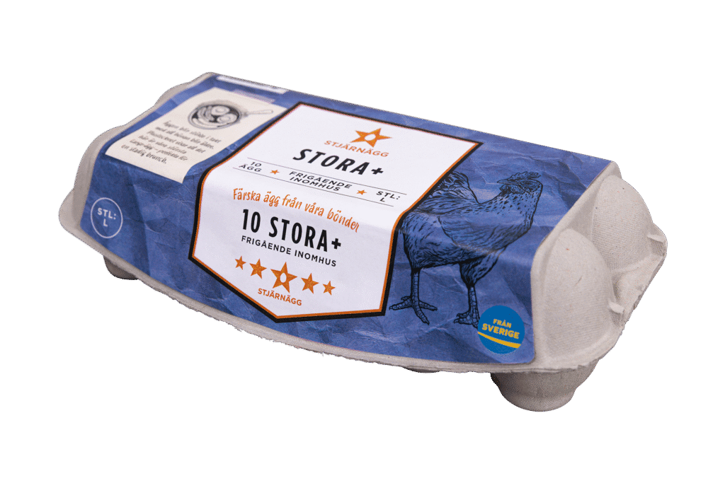 En sluten kartong med ägg märkta 10 Stora+ med en blåvit design, en illustration av en höna och text på svenska. På förpackningen anges att äggen kommer från Sverige och är frigående.