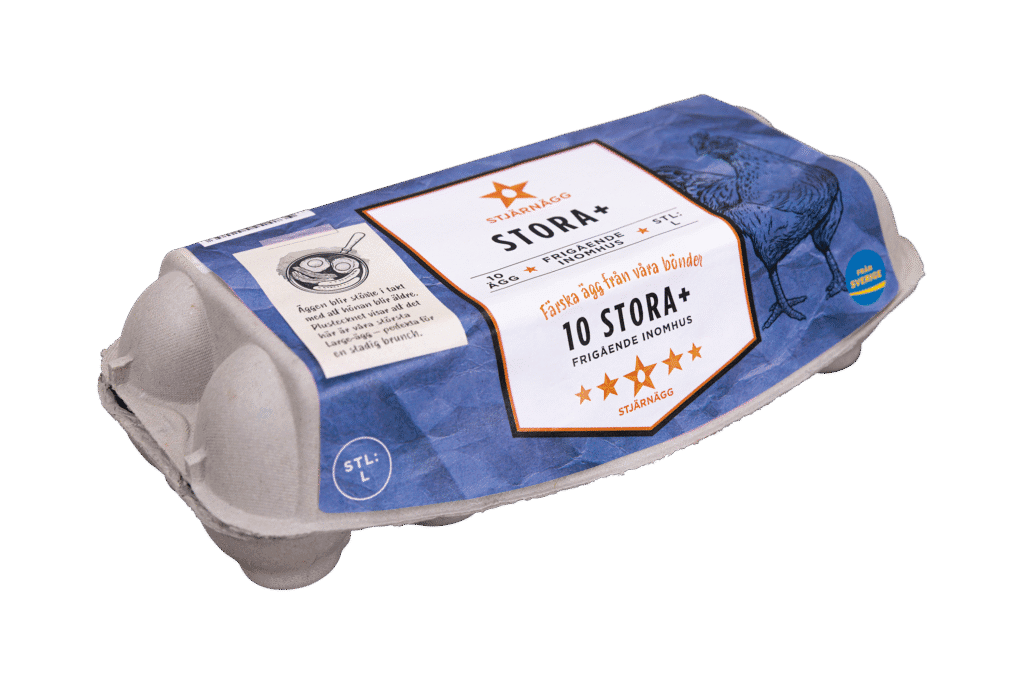 En sluten kartong med Stjärnägg STORA+ ägg med en blåvit etikett som visar en illustration av en kyckling. Förpackningen anger att den innehåller 10 stora ägg från frigående höns.
