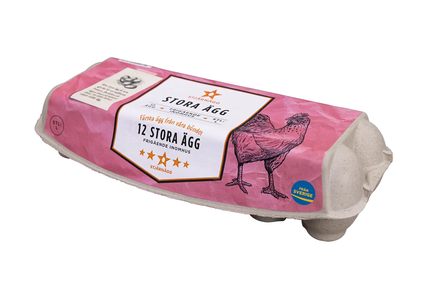 En kartong med 12 stora ägg i rosa förpackning med en illustration av en kyckling och text på svenska. På kartongen finns en blå Från Sverige-etikett som visar att äggen är från Sverige.