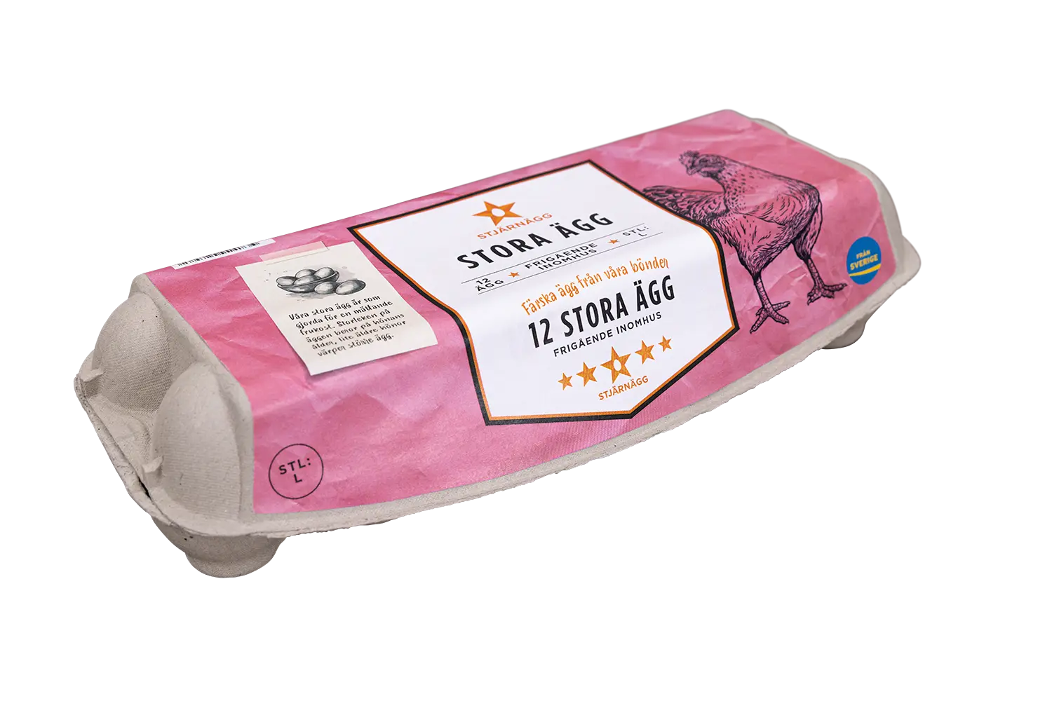En kartong med 12 stora ägg med en rosa etikett med en illustration av en kyckling och svensk text. Förpackningen är tillverkad av kartong och har en enkel, miljövänlig design.