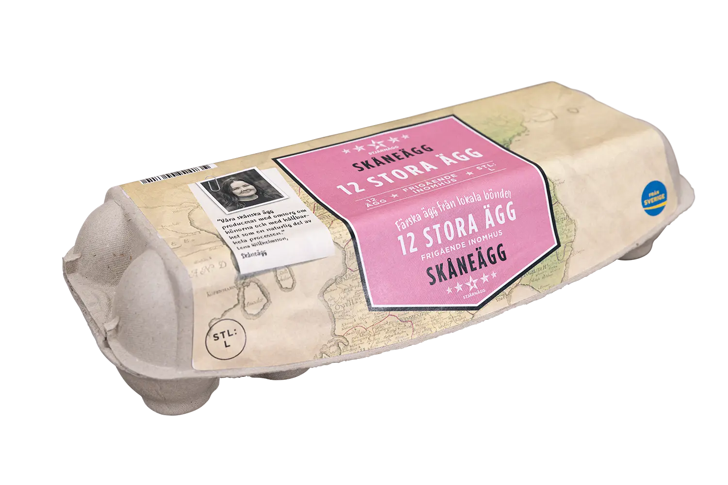 En kartong ägg av märket Skåneägg innehållande 12 stora ägg, med beige förpackning med rosa etikett och ett litet svartvitt foto av en person på vänster sida.