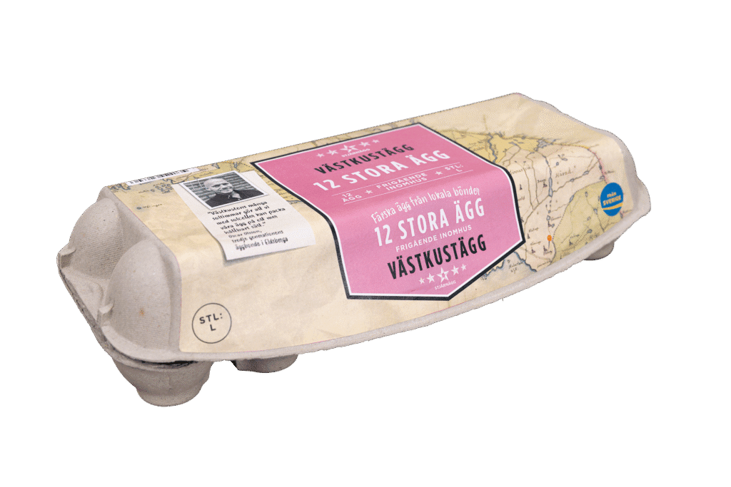 En kartong med 12 stora ägg från Västkustägg med beige och rosa etikett med kartmotiv, text på svenska och blå certifieringsstämpel på höger sida.