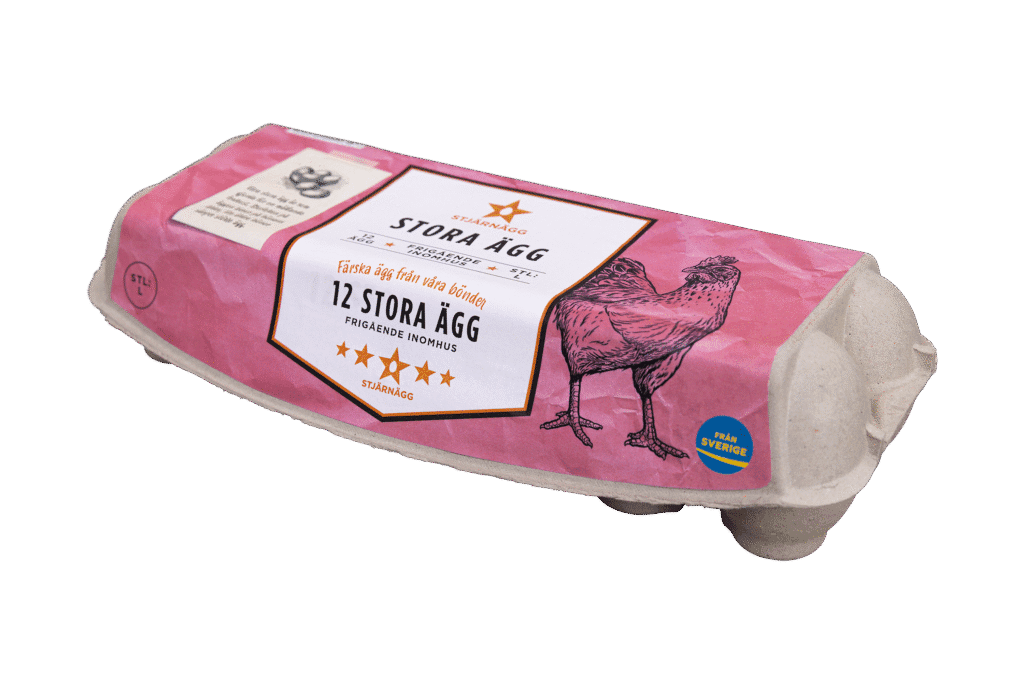 En kartong med 12 stora ägg med en rosa etikett med en kycklingillustration, svensk text och en blå etikett "Från Sverige" som anger att äggen kommer från Sverige.