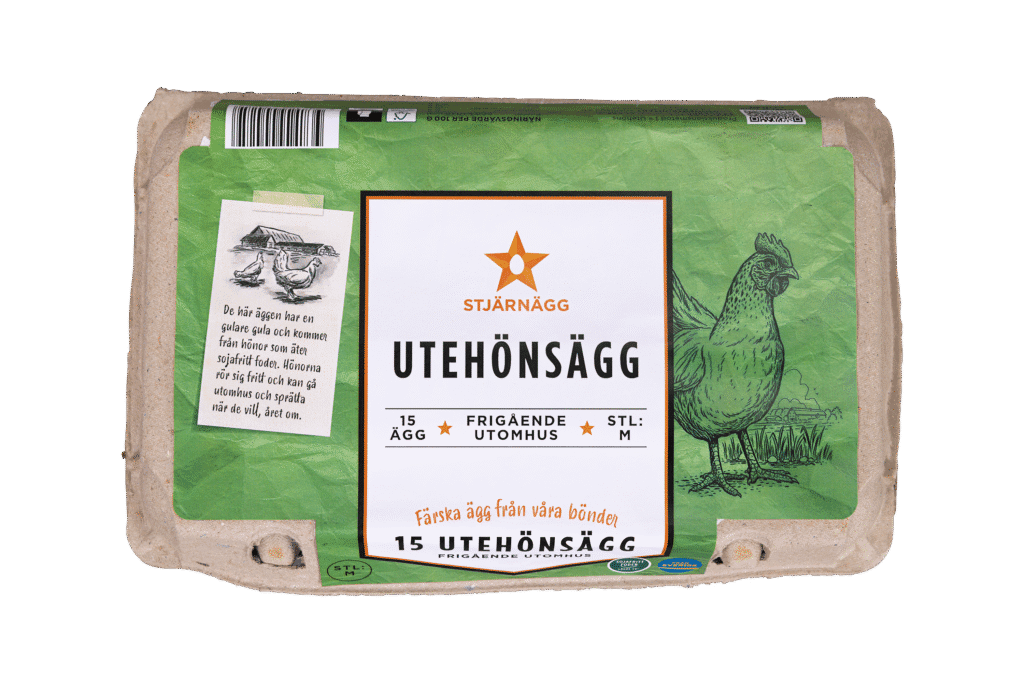 En kartong med ägg av märket Stjärnägg märkta UTEHÖNSÄGG med grön förpackning, en illustration av en kyckling och text som anger 15 ägg från frigående höns, storlek medium, från Sverige.