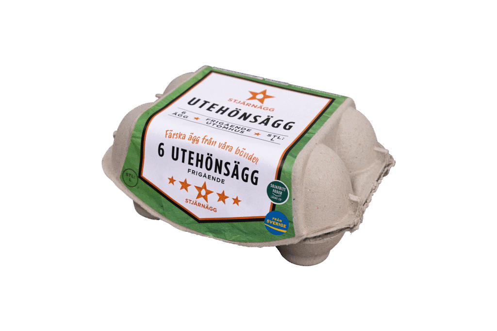 En kartong med sex ägg från frigående höns märkta UTEHÖNSÄGG på svenska, i en grå kartong med en grön, orange och vit etikett. Etiketten är försedd med stjärnor och symboler för kvalitetscertifiering.