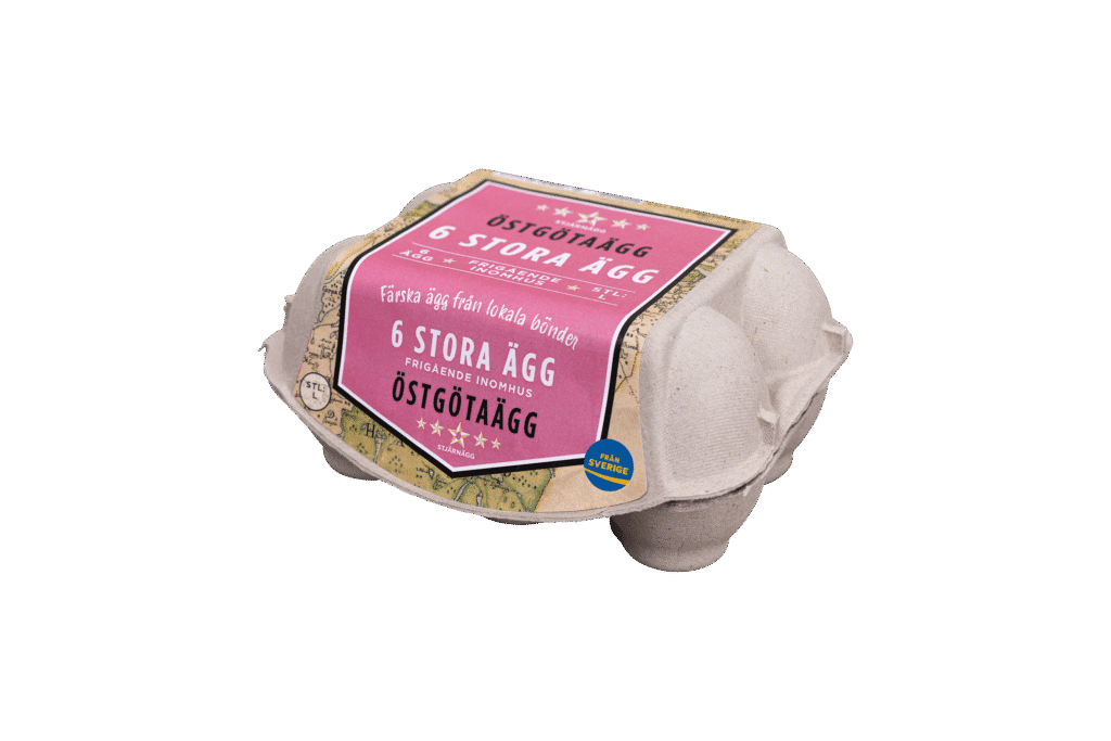En kartong med ägg av märket Östgötaägg med en lila och beige etikett där det står "6 Stora Ägg" och "Färska ägg från lokala gårdar" på svenska, vilket betyder sex stora, färska lokala ägg.