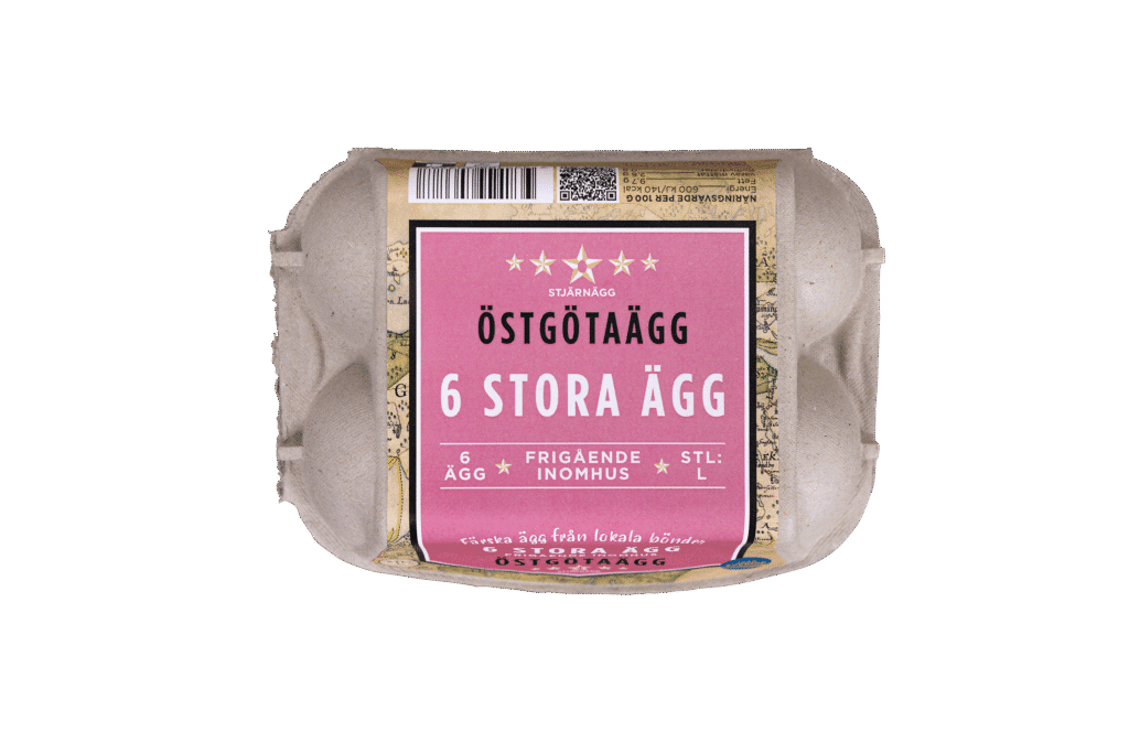 En kartong med ägg av märket Östgötaägg, märkta 6 stora ägg med en rosa etikett med vit och gul text på svenska på en grå kartongförpackning.