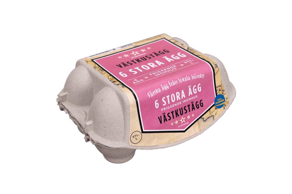 En sluten kartong med ägg av märket Västkustägg med en rosa etikett som anger att den innehåller 6 stora ägg. Kartongen är tillverkad av återvunnet material och har text på svenska på etiketten.