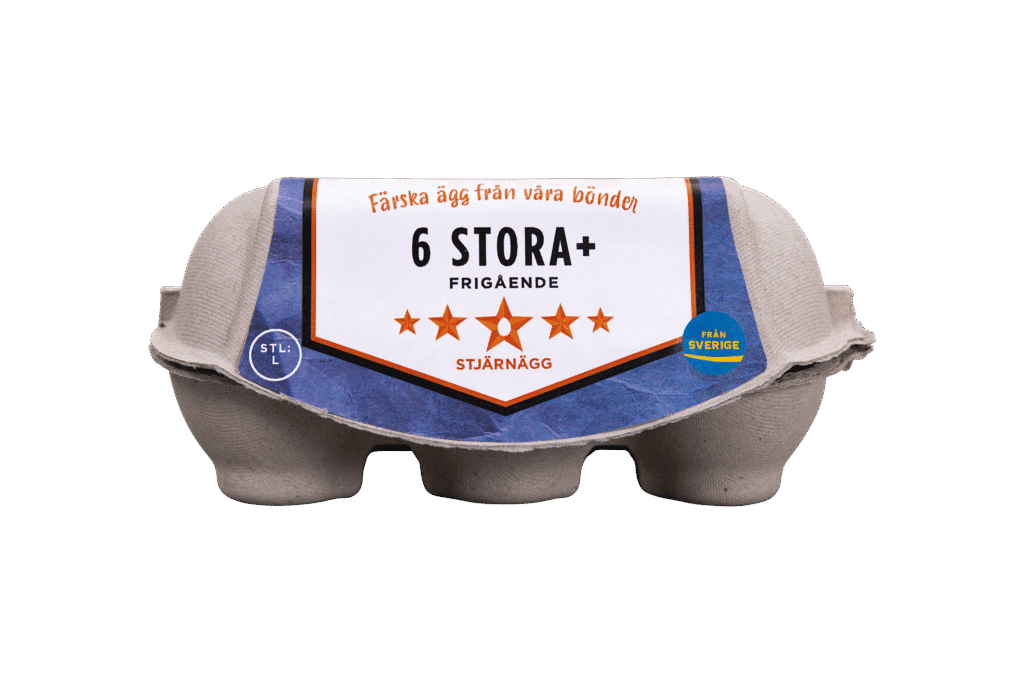 En kartong med ägg med svensk text på etiketten, "6 Stora+ Frigående" och "Stjärnägg". Förpackningen är grå och etiketten har färgerna blått, vitt och orange.