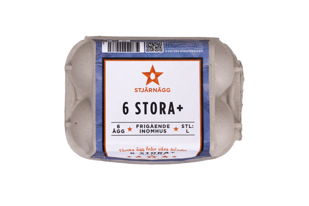 En kartong med ägg av märket Stjärnägg märkt 6 Stora+ med text som anger 6 stora, frigående inomhusägg. Kartongen är grå och etiketten har en röd stjärna och blå kant.