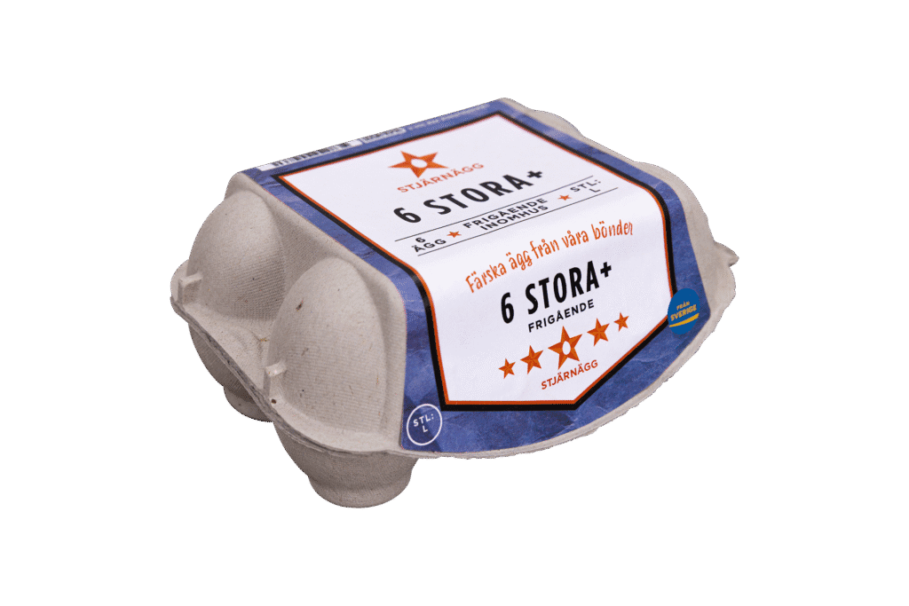 En grå äggkartong av kartong märkt 6 Stora+ Frigående innehåller sex stora ägg från frigående höns. Förpackningen har blå, orange och vita färger med text på svenska och en stjärnlogotyp på toppen.