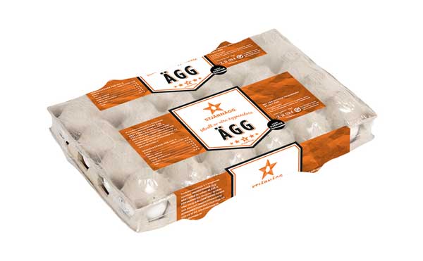 En genomskinlig plastkartong som innehåller 12 ägg, förpackade med en orange och vit etikett med ordet "ÄGG" och en stjärnlogotyp. Förpackningen är försluten och äggen är synliga inuti.