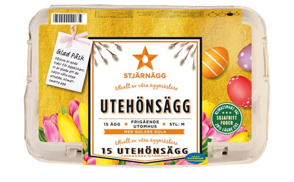 En kartong med Stjärnägg Utehönsägg-ägg med en färgglad etikett med tulpaner, dekorerade påskägg och text på svenska. Kartongen innehåller 15 ägg från frigående höns i storlek M med gul gula.