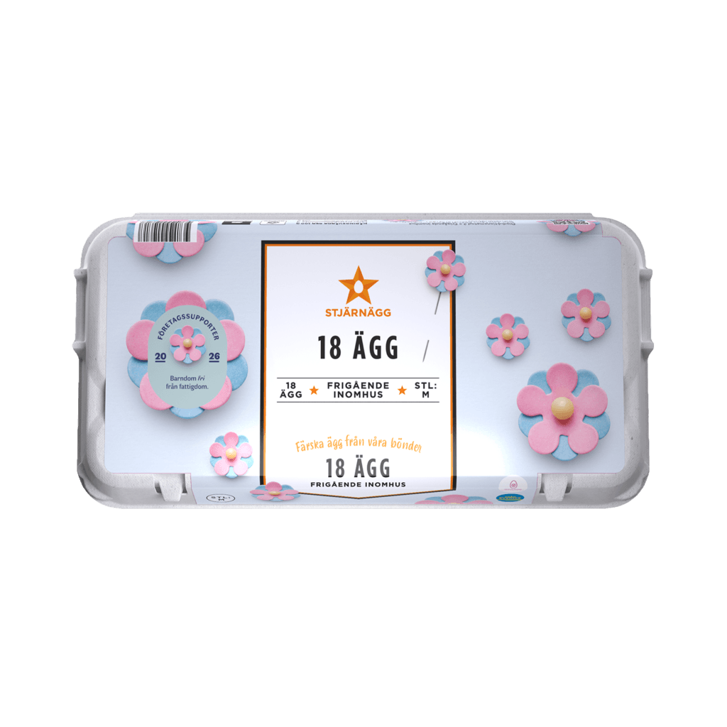 En ljusblå äggkartong dekorerad med rosa, blå och vita blommönster. På etiketten står det ”Stjärnägg 18 ägg” och den innehåller information på svenska om äggens storlek och hönornas hållningsförhållanden.