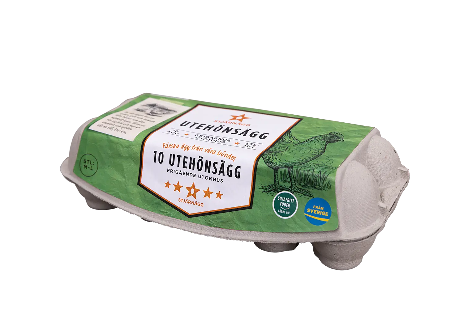 En kartong med 10 ägg från frigående höns med en grön etikett med en illustration av en höna och svensk text, inklusive orden UTEHÖNSÄGG och FRIGÅENDE UTEHUS. Kartongen är tillverkad av återvunnet papper.