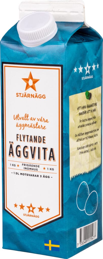 En blå kartong med Stjärnägg flytande äggvita med svensk text, en orange stjärnlogotyp, en liten svensk flagga och ett vitt skruvlock i övre högra hörnet.