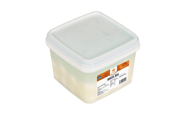 En fyrkantig, genomskinlig plastbehållare med vitt lock och en etikett på framsidan. Behållaren ser ut att vara fylld med mat. Etiketten innehåller text och en liten stjärnlogotyp.