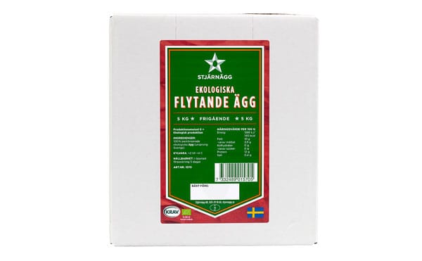 En vit låda med en grön etikett med texten Ekologiska flytande ägg på svenska, vilket indikerar en förpackning på 5 kg. Etiketten innehåller näringsinformation och en svensk flagga.