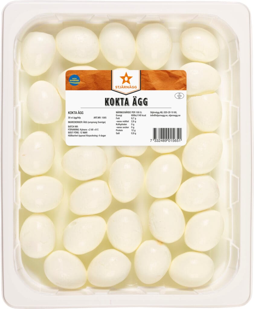 En plastbricka fylld med 24 skalade hårdkokta ägg, prydligt arrangerade i rader. På toppen finns en blåvit etikett på svenska med produktinformation och streckkod.