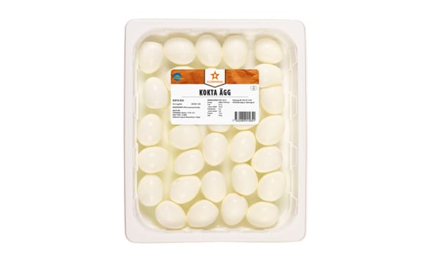 En plastbehållare fylld med skalade, hårdkokta ägg visas uppifrån. På etiketten på förpackningen står det Kokta Ägg och produktinformation på svenska.