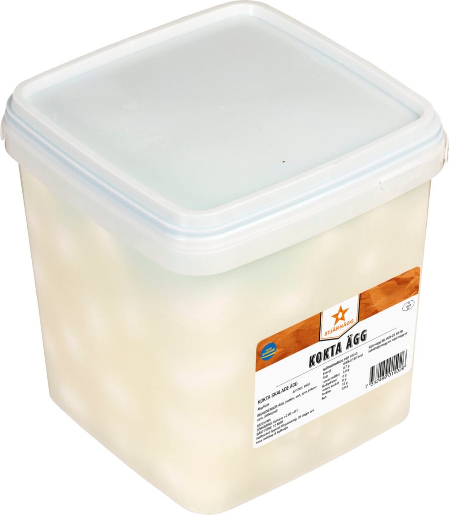 En stor, halvgenomskinlig plastbehållare med vitt lock som innehåller kokta ägg. Etiketten på framsidan har texten "KOKTA ÄGG" och innehåller produktinformation på svenska.