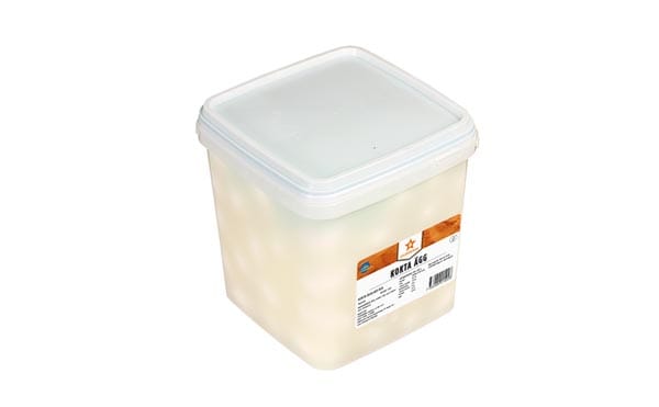 En fyrkantig, klar plastbehållare med vitt lock, fylld med vita runda föremål. Behållaren har en etikett med orange och vita färger och text på ena sidan. Bakgrunden är enfärgad vit.