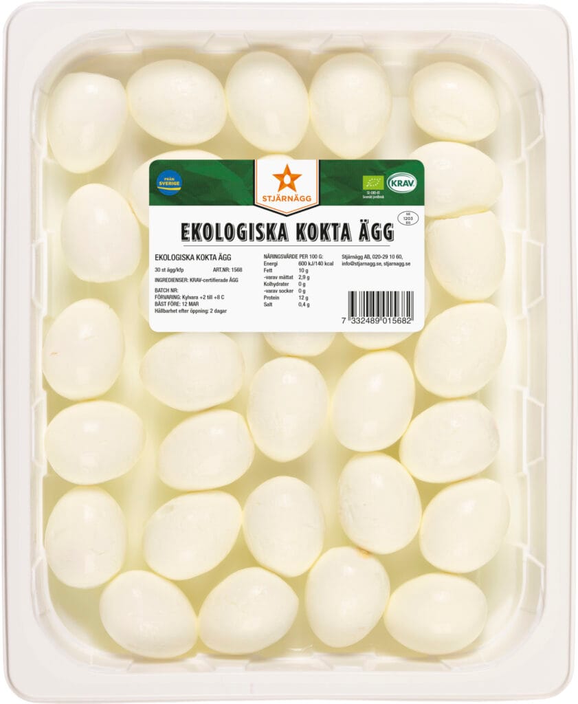 En plastbehållare fylld med skalade, hårdkokta ägg i rader. Etiketten på locket lyder Ekologiska Kokta Ägg med näringsinformation och certifieringslogotyper.