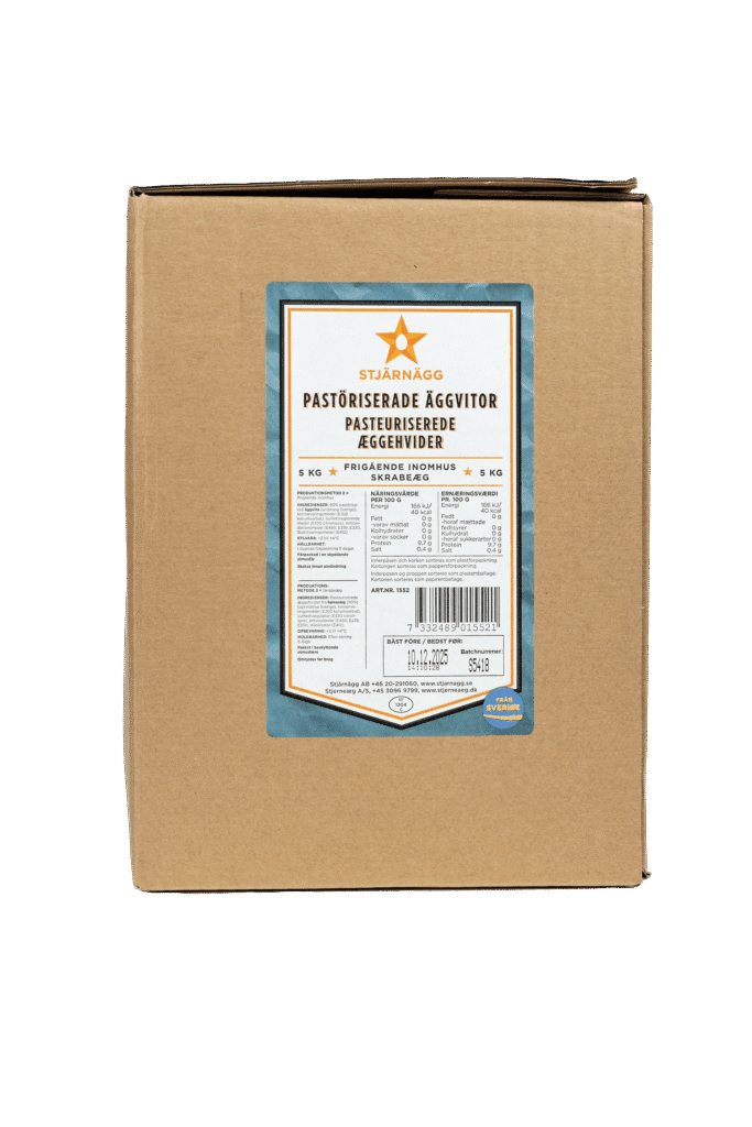 En kartong med en blåvit etikett med texten Stjärnägg Pastöriserade Äggvitor på svenska samt näringsinformation och streckkod. Kartongen innehåller 5 kg äggvita.