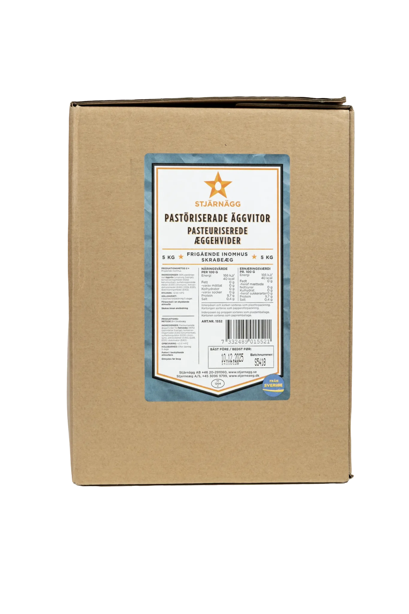 En brun kartong med en blåvit etikett som visar näringsinformation för Stjärnäggs pastöriserade äggvitor. Etiketten innehåller text på svenska och en streckkod.