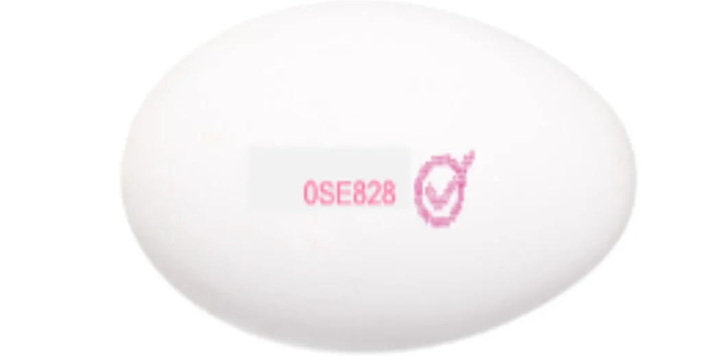 Ett vitt, ovalformat piller märkt med 0SE828 och en rosa logotyp som liknar en bock i en cirkel.