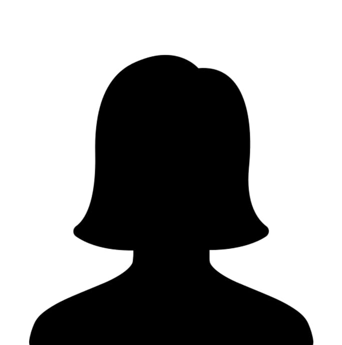 Silhuett av en kvinna med axellångt hår, från axlarna och uppåt, mot en vit bakgrund.