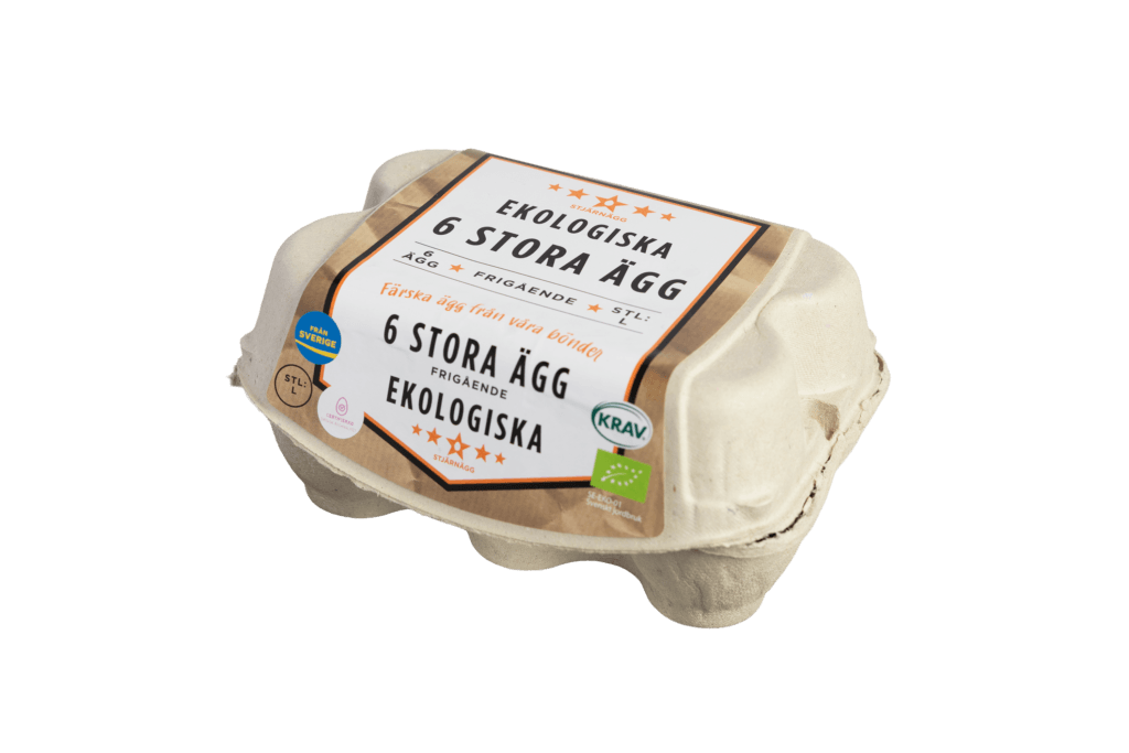 En kartong med sex stora ekologiska ägg med en beige etikett med svensk text, ekologiska certifieringar och en enkel design på vit bakgrund.