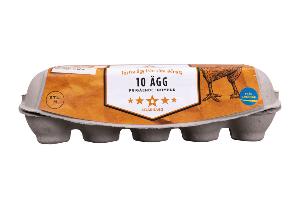 En kartong med 10 ägg med en orange etikett med en illustration av en kyckling och svensk text som anger att äggen är medelstora och frigående, från Sverige.