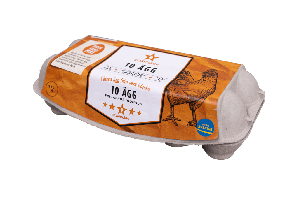 En kartong med 10 ägg märkt "10 Ägg" med en illustration av en kyckling på förpackningen. Etiketten är mestadels orange och vit och kartongen är tillverkad av grått kartongmaterial. Texten är på svenska.