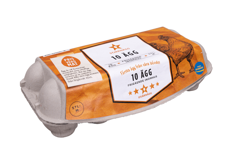 En kartong med 10 ägg och en orange etikett med en illustration av en kyckling och svensk text. Kartongen är tillverkad av kartong och märkt "10 ÄGG" vilket indikerar att den innehåller tio ägg.